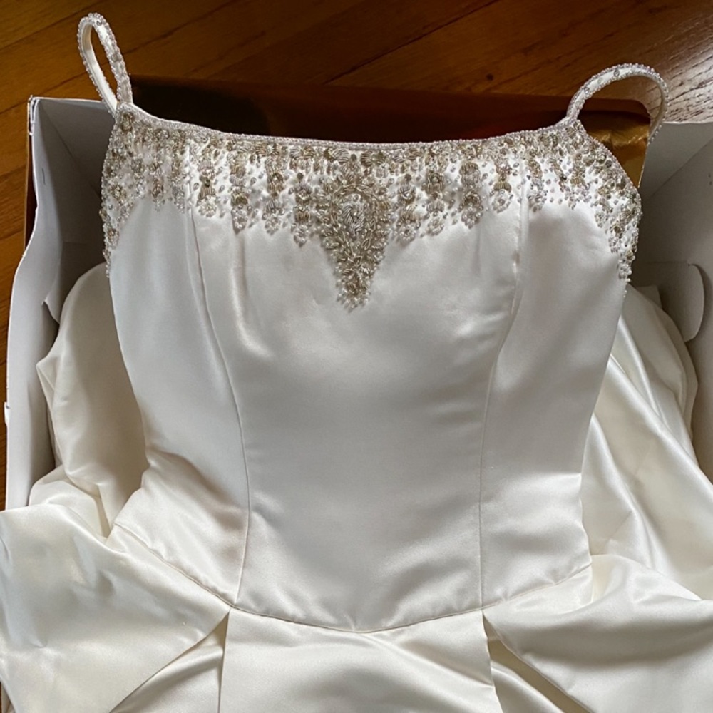 Gorgeous Wedding Gown for sale! Great price!